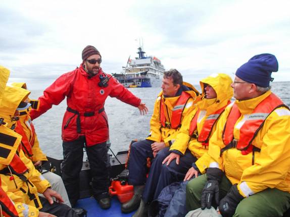O Dave orienta seus passageiros no zodiac enquanto os leva para Steeple Jason, no noroeste das Ilhas Malvinas